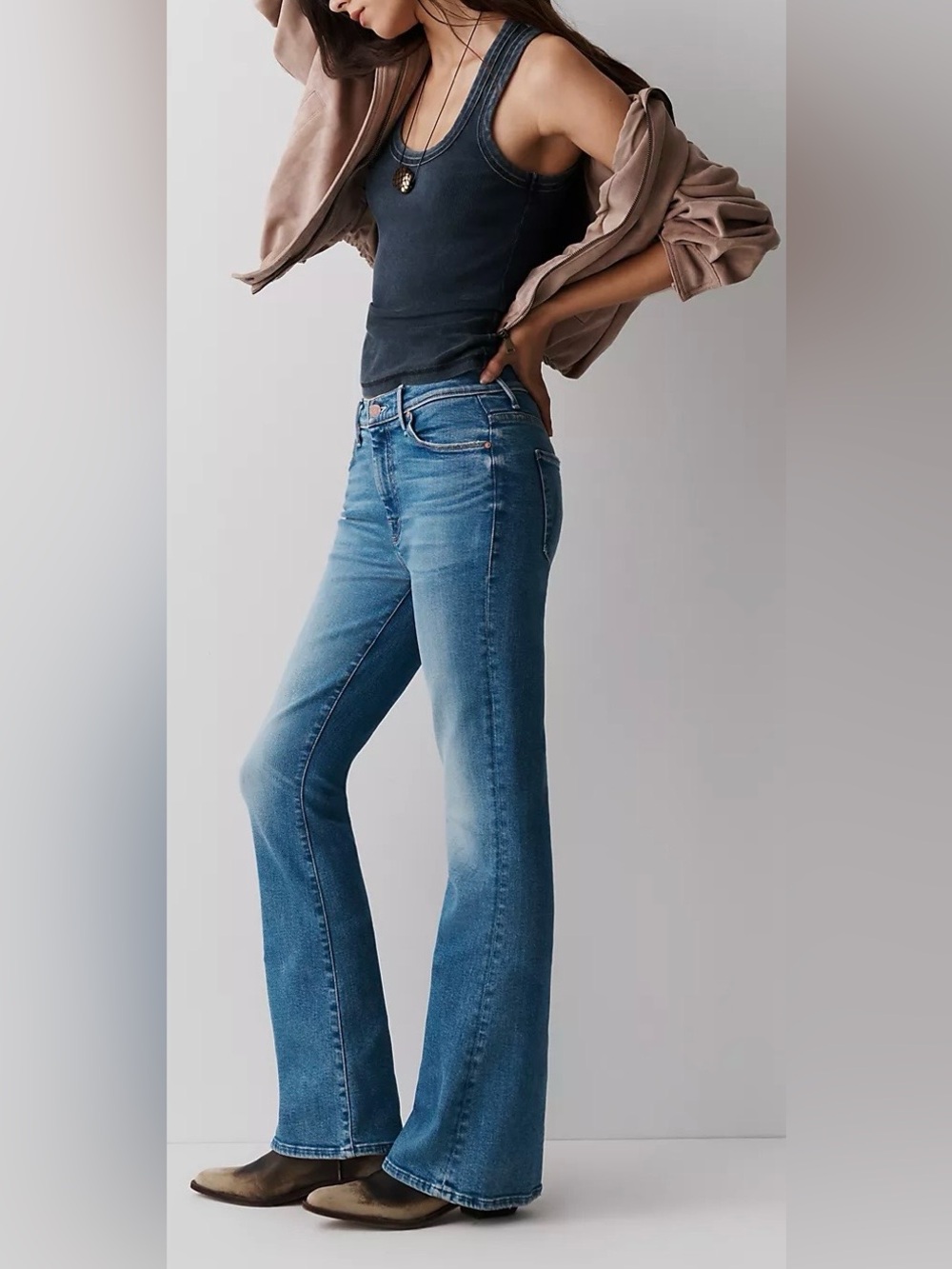 MOTHER Weekender Mid
Rise Jeans. Size 31